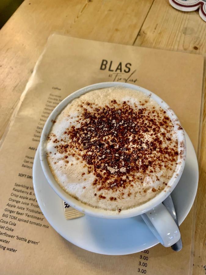 Blas At Fronlas Cafe - The Heart Of Newport Newport (Pembrokeshire) Exterior foto